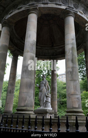 La circulaire le néo-roman Saint Bernard sur les minéraux et sur l'eau de Leith Village près de Dean, le 26 juin 2019, à Édimbourg, en Écosse. Le St Bernard's ainsi que nous avons aujourd'hui a été construit en 1789 à une conception par le célèbre peintre d'Édimbourg Alexander Nasymth s'inspirant du Temple de Vesta à Tivoli en Italie. Au centre d'un dôme à piliers se dresse une statue en marbre de Hygieia, déesse de la santé. Banque D'Images