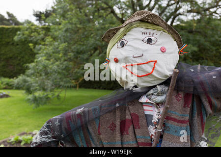 Le visage d'un épouvantail brodé dans un jardin à la Royal Botanical Gardens in Paris, le 26 juin 2019, à Édimbourg, en Écosse. Le Royal Botanic Garden Edinburgh (RBGE) est un centre scientifique pour l'étude des plantes, leur diversité et la conservation, il a été fondé en 1670 comme un jardin à cultiver des plantes médicinales. Banque D'Images