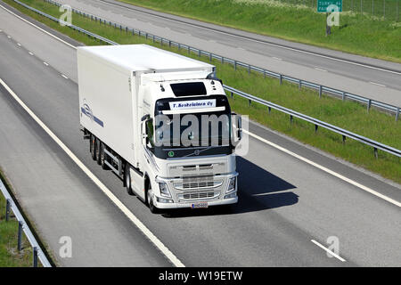 Salo, Finlande. Le 15 juin 2019. Volvo FH blanc semi-remorque fournit des marchandises sur l'autoroute E18 dans le sud de la Finlande, à un jour de l'été, vue ci-dessus. Banque D'Images