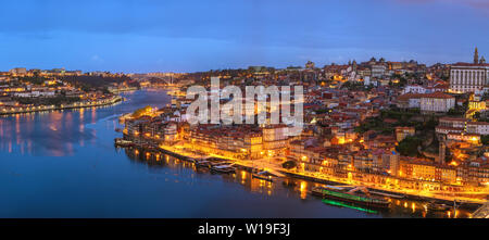 Porto Portugal nuit panorama sur les toits de la ville de Porto Ribeira et la rivière Douro Banque D'Images