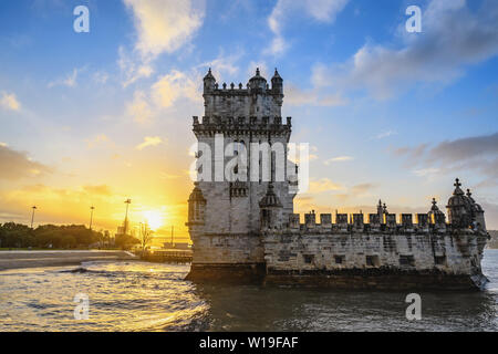 Lisbonne Portugal lever du soleil sur les toits de la ville à la Tour de Belém et le Tage Banque D'Images