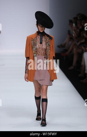 Danny Reinke les collections à la Mercedes-Benz Fashion Week (MBFW) Printemps / Été 2020 à Berlin eWerk à Berlin-Mitte. Le label a été fondé en 2014 par Danny Reinke et Julien Kelch. Quelle est la particularité de l'étiquette sont les jardins, des formes individuelles avec des embellissements détaillées grâce à la broderie de perles et des structures, ainsi que le traitement non conventionnelles de textures.La photo montre les modèles avec la collection de Danny Reinke. Banque D'Images