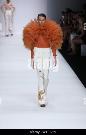 Danny Reinke les collections à la Mercedes-Benz Fashion Week (MBFW) Printemps / Été 2020 à Berlin eWerk à Berlin-Mitte. Le label a été fondé en 2014 par Danny Reinke et Julien Kelch. Quelle est la particularité de l'étiquette sont les jardins, des formes individuelles avec des embellissements détaillées grâce à la broderie de perles et des structures, ainsi que le traitement non conventionnelles de textures.La photo montre les modèles avec la collection de Danny Reinke. Banque D'Images