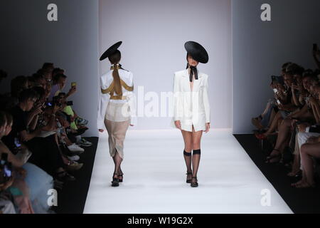 Danny Reinke les collections à la Mercedes-Benz Fashion Week (MBFW) Printemps / Été 2020 à Berlin eWerk à Berlin-Mitte. Le label a été fondé en 2014 par Danny Reinke et Julien Kelch. Quelle est la particularité de l'étiquette sont les jardins, des formes individuelles avec des embellissements détaillées grâce à la broderie de perles et des structures, ainsi que le traitement non conventionnelles de textures.La photo montre les modèles avec la collection de Danny Reinke. Banque D'Images