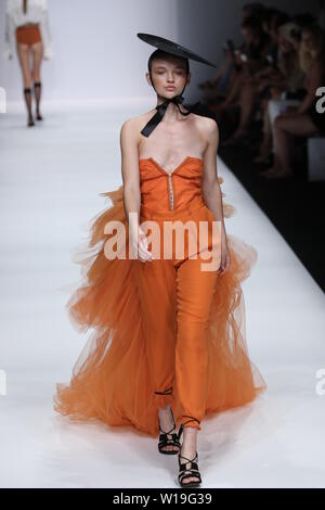 Danny Reinke les collections à la Mercedes-Benz Fashion Week (MBFW) Printemps / Été 2020 à Berlin eWerk à Berlin-Mitte. Le label a été fondé en 2014 par Danny Reinke et Julien Kelch. Quelle est la particularité de l'étiquette sont les jardins, des formes individuelles avec des embellissements détaillées grâce à la broderie de perles et des structures, ainsi que le traitement non conventionnelles de textures.La photo montre les modèles avec la collection de Danny Reinke. Banque D'Images