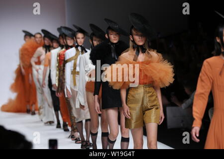 Danny Reinke les collections à la Mercedes-Benz Fashion Week (MBFW) Printemps / Été 2020 à Berlin eWerk à Berlin-Mitte. Le label a été fondé en 2014 par Danny Reinke et Julien Kelch. Quelle est la particularité de l'étiquette sont les jardins, des formes individuelles avec des embellissements détaillées grâce à la broderie de perles et des structures, ainsi que le traitement non conventionnelles de textures.La photo montre les modèles avec la collection de Danny Reinke. Banque D'Images