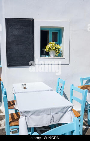 Café en plein air agréable dans la ville de Naoussa sur l'île de Paros, Grèce Banque D'Images