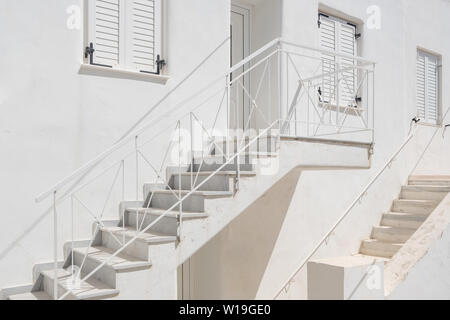 Façade de maison blanc traditionnel des Cyclades sur l'île de Paros, Cyclades Banque D'Images