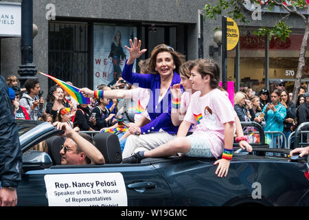 Le 30 juin 2019 San Francisco / CA / USA - Nancy Pelosi participant à la 2019 San Francisco Pride Parade ; elle est un représentant de la Californie 12 Banque D'Images