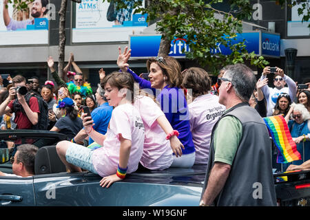 Le 30 juin 2019 San Francisco / CA / USA - Nancy Pelosi participant à la 2019 San Francisco Pride Parade ; elle est un représentant de la Californie 12 Banque D'Images