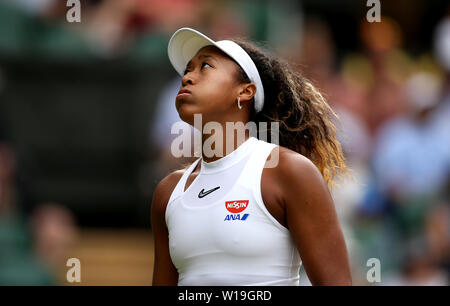 Au cours de son match d'Osaka Naomi contre Yulia Putintseva sur le premier jour de la Wimbledon à l'All England Lawn Tennis et croquet Club, Wimbledon. Banque D'Images