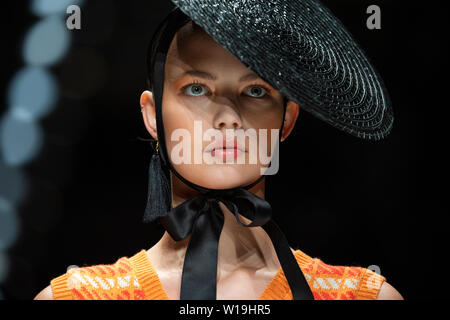 Berlin, Allemagne. 1er juillet 2019. Un modèle présente la mode du designer Danny Reinke dans l'E-Werk. Les collections pour le printemps/été 2020 sera présenté à la Berlin Fashion Week. Credit : Monika Skolimowska/dpa/Alamy Live News Banque D'Images