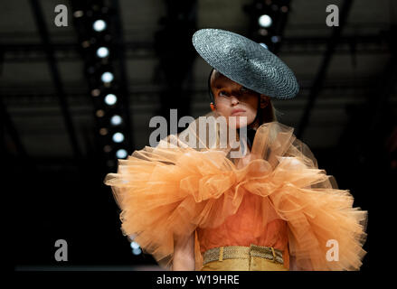 Berlin, Allemagne. 1er juillet 2019. Un modèle présente la mode du designer Danny Reinke dans l'E-Werk. Les collections pour le printemps/été 2020 sera présenté à la Berlin Fashion Week. Credit : Monika Skolimowska/dpa/Alamy Live News Banque D'Images