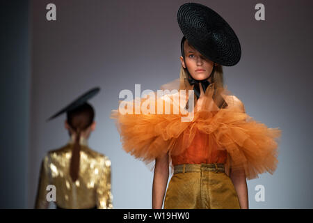 Berlin, Allemagne. 1er juillet 2019. Un modèle présente la mode du designer Danny Reinke dans l'E-Werk. Les collections pour le printemps/été 2020 sera présenté à la Berlin Fashion Week. Credit : Monika Skolimowska/dpa/Alamy Live News Banque D'Images
