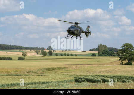 Dehmcurbrock, Allemagne. 1er juillet 2019. Un hélicoptère Eurocopter des forces armées allemandes survole un champ. La Bundeswehr a confirmé l'écrasement d'un hélicoptère d'entraînement en Basse-Saxe. L'Eurocopter EC 135 machine a été impliqué dans un accident d'environ 30 kilomètres à l'ouest de Hameln, un porte-parole de l'armée allemande a déclaré à l'agence de presse allemande. Il y avait deux personnes à bord. L'avion appartient à l'International Helicopter Training Centre de Bückeburg. Credit : Stefan Simonsen/dpa/Alamy Live News Banque D'Images