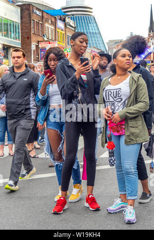 Fermeture de route sur Broadway comme des amateurs de football de remplir la rue NFL De 2019 à Nashville, Tennessee, USA. Banque D'Images