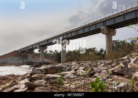 L'exploitation minière pour le transport et gestion du minerai de fer. Nouveau pont ferroviaire sur la rivière près de Tonkolili permettant aux trains de la mine de minerai de voyage plus facile et plus rapide. Banque D'Images