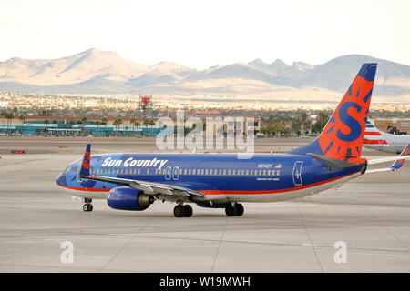 Sun Country Airlines Boeing 737 N814SY le roulage au décollage à l'aéroport de Las Vegas, Nevada, USA Banque D'Images