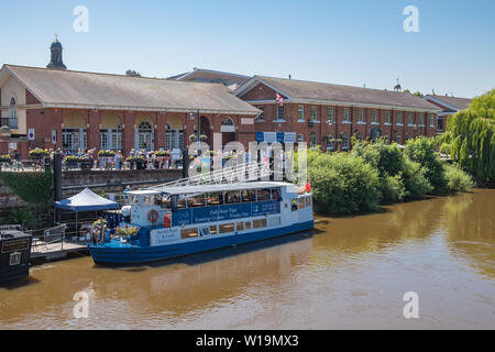 Les passagers qui attendent à bord d'un bateau de croisière amarré sur la rivière Severn au Victoria Quay à Shrewsbury, Shropshire, Angleterre Banque D'Images