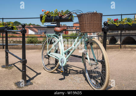Les femmes bleu pâle Pendleton location traditionnelle reposant contre forgé par la rivière Severn à Victoria Quay, Shrewsbury, Shropshire Banque D'Images