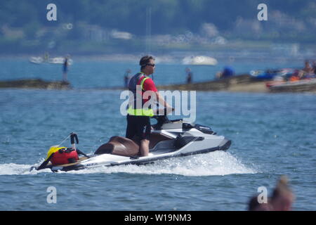 L'homme sur un Jet Ski à patrouiller la côte à Torbay meeting aérien. Paignton, Devon, UK. Banque D'Images