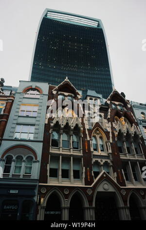 Eastcheap dans Monument avec une ancienne à la maison rouge en face de la gratte-ciel Walkie-Talkie moderne à Londres, au Royaume-Uni. Banque D'Images