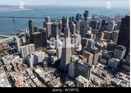 San Francisco, Californie, USA - 19 septembre 2016 : Vue aérienne de la Transamerica Tower et centre-ville de San Francisco. Banque D'Images