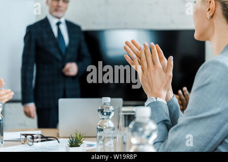 Portrait de femme blonde applaudir à l'entraîneur d'affaires dans la salle de conférence Banque D'Images