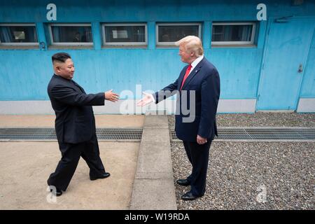 Panmunjom, la Corée du Sud. . 30 Juin, 2019. Président américain Donald Trump et le dirigeant nord-coréen Kim Jong Un serrer la main parce qu'ils répondent à la frontière dans la zone démilitarisée le 30 juin 2019 à Panmunjom, la Corée du Sud. Credit : Planetpix/Alamy Live News Banque D'Images