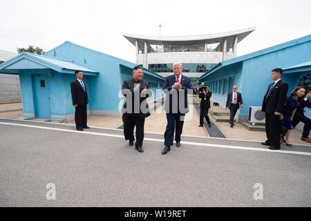 Panmunjom, la Corée du Sud. . 30 Juin, 2019. Président américain Donald Trump et le dirigeant nord-coréen Kim Jong Un marcher ensemble parce qu'ils répondent à la frontière dans la zone démilitarisée le 30 juin 2019 à Panmunjom, la Corée du Sud. Credit : Planetpix/Alamy Live News Banque D'Images