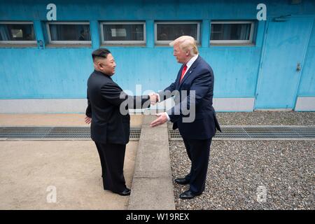 Panmunjom, la Corée du Sud. . 30 Juin, 2019. Président américain Donald Trump et le dirigeant nord-coréen Kim Jong Un serrer la main parce qu'ils répondent à la frontière dans la zone démilitarisée le 30 juin 2019 à Panmunjom, la Corée du Sud. Credit : Planetpix/Alamy Live News Banque D'Images