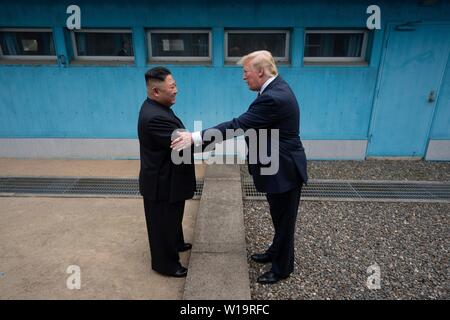 Panmunjom, la Corée du Sud. . 30 Juin, 2019. Président américain Donald Trump et le dirigeant nord-coréen Kim Jong Un serrer la main parce qu'ils répondent à la frontière dans la zone démilitarisée le 30 juin 2019 à Panmunjom, la Corée du Sud. Credit : Planetpix/Alamy Live News Banque D'Images