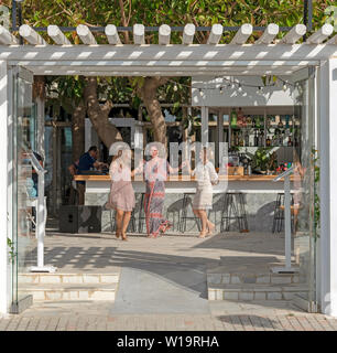 La Canée, Crète, Grèce. Juin 2019. Les clients danser autour du bar d'un restaurant grec dans la région de Chania en Crète. Banque D'Images