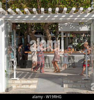 La Canée, Crète, Grèce. Juin 2019. Les clients danser autour du bar d'un restaurant grec dans la région de Chania en Crète. Banque D'Images