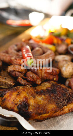 Assiette de viande grillée mélangée. Un assortiment de légumes avec une délicieuse viande grillée. Mélanger la viande grillée avec sauce au piment et légumes. Banque D'Images