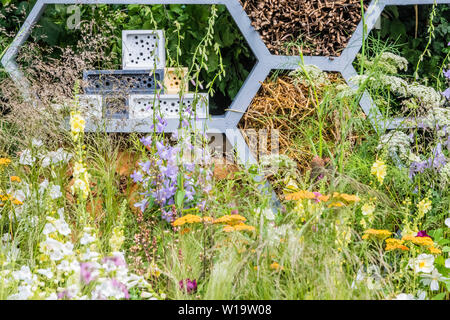 Londres, Royaume-Uni. 1er juillet 2019. Le pollinisateur urbain jardin, jardin de vie -Présenter leur ambition commune pour sauver les pollinisateurs dans tout le Royaume-Uni et mettre un terme à la diminution de leur nombre. onny, Pâques était vêtue de son plein-corps l'apiculture costume avec Warner l'apiculteurs stagiaire de RHS Wisley Garden. Il y avait aussi Warner l G&T sur le jardin à la fois pour l'équipe et tout le plaisir de ses clients. Le Festival des jardins de Hampton Court, 2019. Crédit : Guy Bell/Alamy Live News Banque D'Images