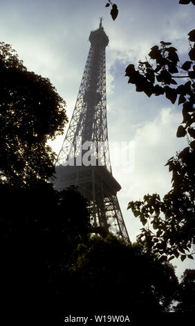 Tour Eiffel Paris tour en treillis en fer forgé et le plus connu de la ville touristique de la Banque D'Images