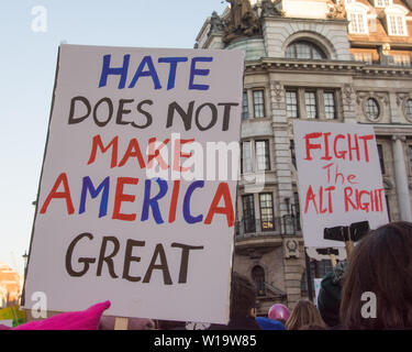 La Marche des femmes, Londres, Royaume-Uni, 21 janvier 2017. Les femmes, hommes et enfants dans les rues de Londres pour protester contre le jour après l'investiture du président Donald Trump. Jusqu'à 10 000 ont pris part à Londres en tant que femmes dans le monde ont marqué la journée en marchant dans un acte de solidarité internationale. Beaucoup portaient des pancartes faisant référence à des déclarations faites par Donald Trump, considéré par beaucoup comme l'anti-femmes ou offensant, ou des politiques considérées comme dommageables pour l'Amérique et son comité permanent sur la scène mondiale. Banque D'Images