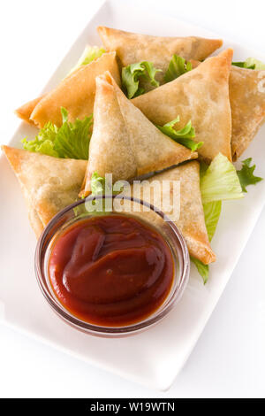 Samsa ou samossas à la viande et légumes frais isolé sur fond blanc . La cuisine indienne traditionnelle. Vue d'en haut. Banque D'Images