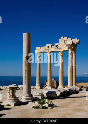 Les vestiges du temple d'Apollon à côté sur la côte sud de la Turquie. Montrant le reste avec le ciel bleu profond de la Méditerranée. Banque D'Images