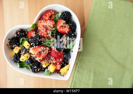 Le quinoa en salade de fruits sains en forme de coeur bol, mettre à plat avec copie espace Banque D'Images