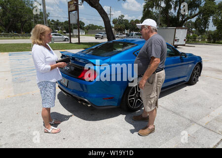 Une femme montre son nouveau bleu 2019 Ford Mustang GT À Okeechobee, en Floride, aux États-Unis. Banque D'Images