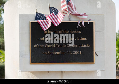 Une plaque à l'extérieur de la bibliothèque à Palm City, FL honorant les intervenants d'urgence et les victimes de l'attaque du World Trade Center le 11 septembre 2001. Banque D'Images
