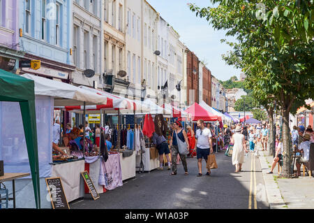 Les visiteurs à la recherche de cale au Kings Road street, St Leonards On Sea, East Sussex, UK Banque D'Images