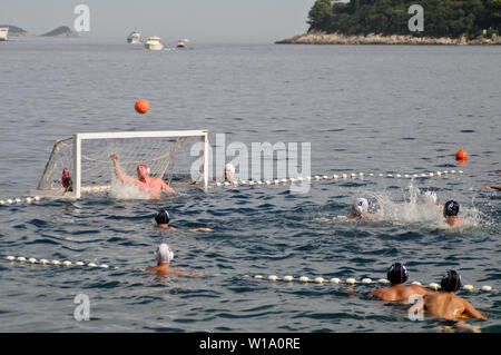 Jeu de water-polo dans la mer Adriatique, Dubrovnik (Croatie) Banque D'Images