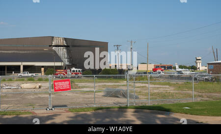 Houston, USA. 1er juillet 2019. Photo prise le 1 juillet 2019 montre le hangar endommagé dans un accident d'avion à l'aéroport d'Addison, à environ 25 km au nord du centre-ville de Dallas, les États-Unis. Dix personnes sont mortes après qu'un petit avion s'est écrasé dimanche matin à l'aéroport d'Addison. Le petit avion venait de décoller lorsqu'il s'est écrasé dans un hangar et l'incendie a détruit l'avion. Crédit : Dan Tian/Xinhua/Alamy Live News Banque D'Images