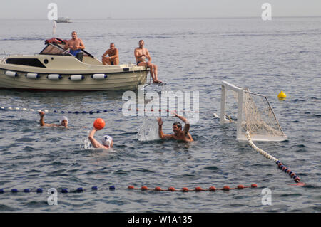 Jeu de water-polo dans la mer Adriatique, Dubrovnik (Croatie) Banque D'Images