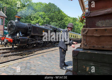 Kidderminster, UK. 29 Juin, 2019. Severn Valley Railways l'étape retour vers les années 40' s'équipe d'un fabuleux début de ce week-end avec des reconstitutions historiques costumés jouer leur rôle en fournissant une authentique re de la Grande-Bretagne pendant la guerre. Un policier en service vintage étouffante en uniforme assure un Bobby Britannique est toujours présent. Credit : Hudson Lee Banque D'Images