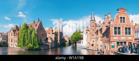 Vue panoramique sur la ville avec tour du beffroi et le célèbre canal de Bruges, Belgique. Banque D'Images