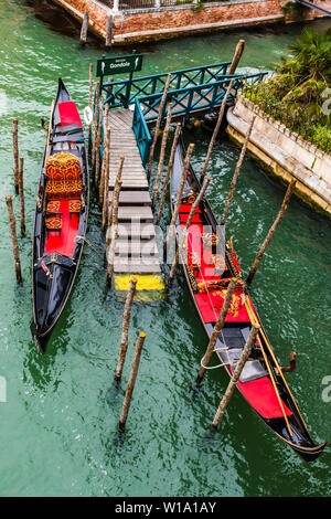 Vide deux gondoles sur le Grand Canal à Venise, Vénétie, Italie Banque D'Images